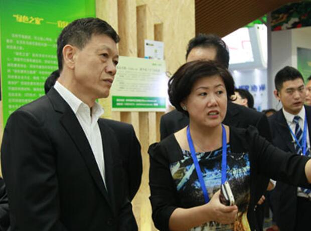 深圳市委副書記 戴北方聽(tīng)工作人員介紹“綠色之家”