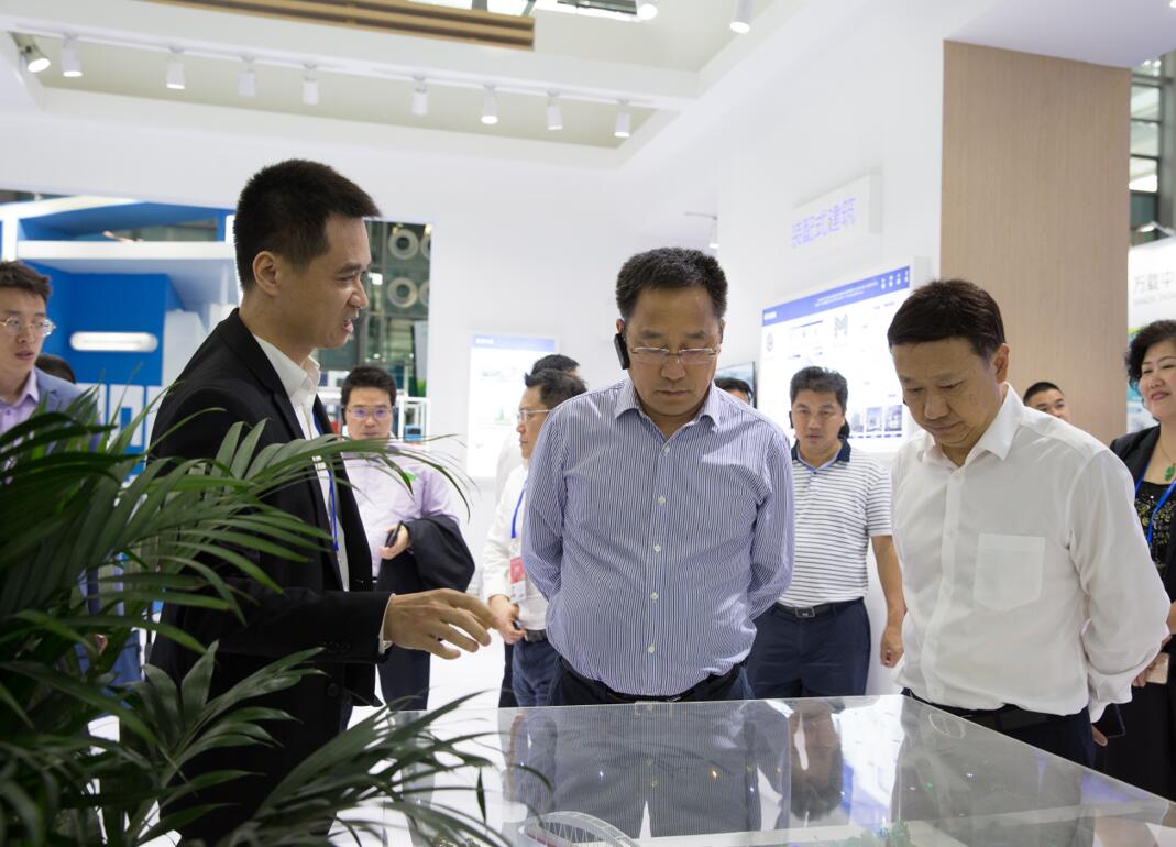 深圳市住建局張學凡局長、廣州市住建局王宏偉考察展館
