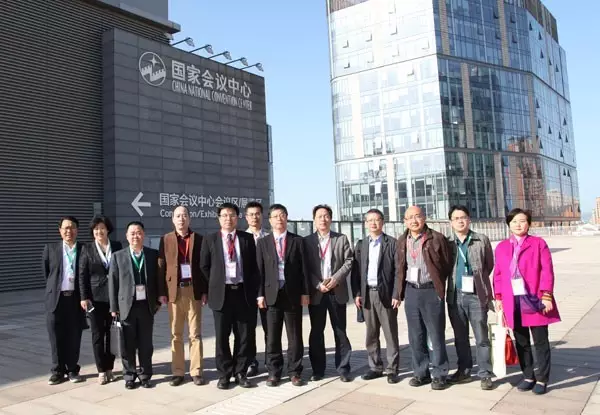 深圳展團組織方市住建局、市促進中心、市綠色建筑協(xié)會的代表在會場外合影