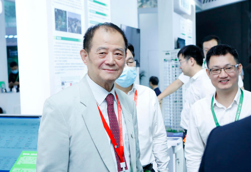 主辦方之一：中國城市科學(xué)研究會綠色建筑與節(jié)能專業(yè)委員會王有為主任參觀深圳展區(qū)